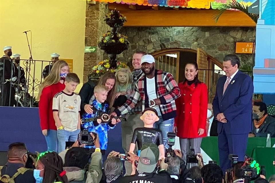 Floyd Mayweather Jr. compartió escenario con Claudia Sheinbaum, Jefa de Gobierno de la CDMX.