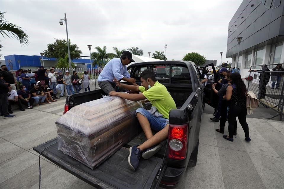 Las víctimas del enfrentamiento del viernes en un penal de Ecuador fueron entregadas a sus familiares.