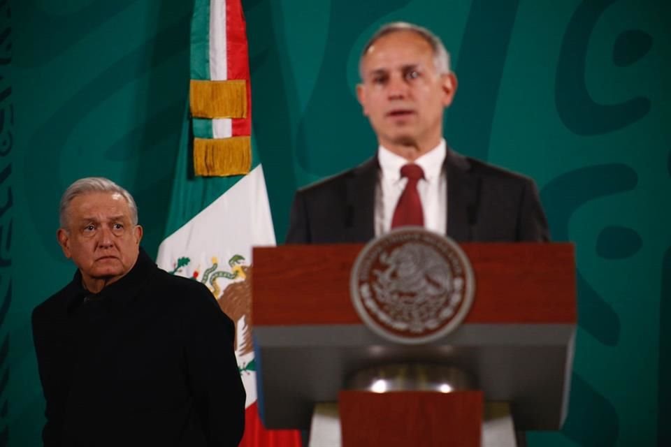 Andrés Manuel López Obrador y Hugo López-Gatell en conferencia.