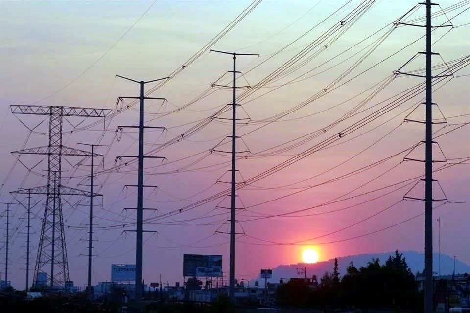 La iniciativa del Ejecutivo también propone cancelar todos los permisos de generación eléctrica otorgados y los contratos de compraventa de electricidad.