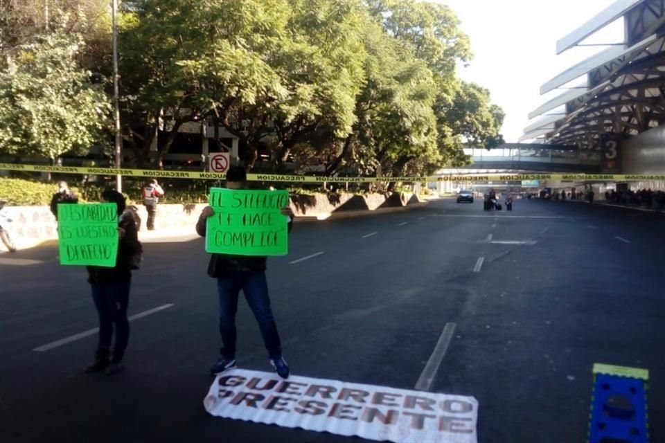Por segundo martes consecutivo, padres de niños con cáncer bloquean la Terminal 1 del Aeropuerto Internacional de CDMX.