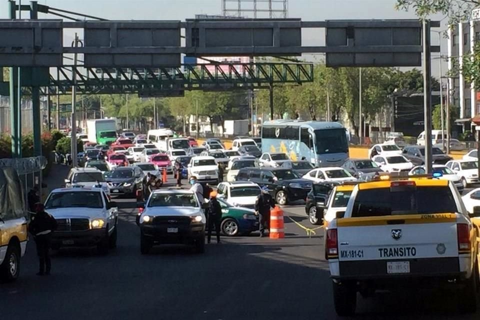 El tránsito en la zona es complicado debido al bloqueo.