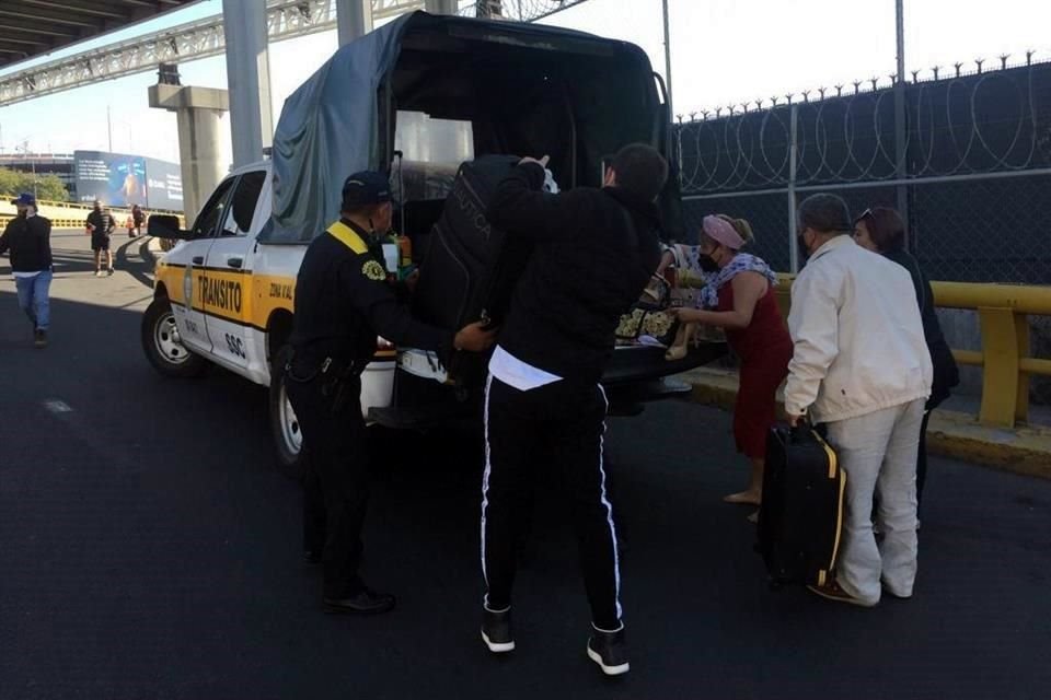 Policías de CDMX ayudan a usuarios a llegar a la T1 del AICM.