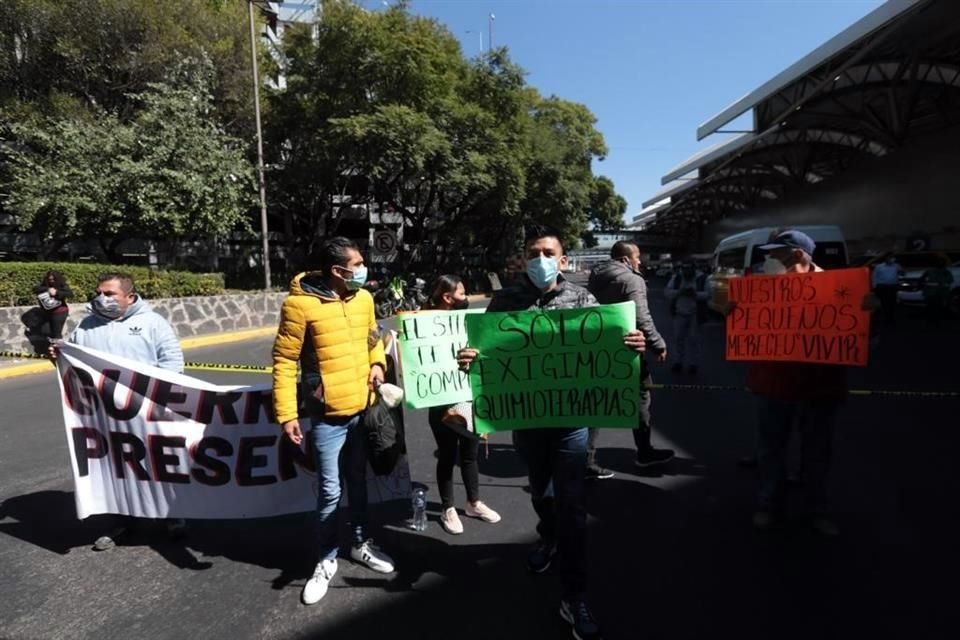 Lo padres de niños con cáncer aseguraron que permanecerán en el aeropuerto al menos hasta las 17:00 hrs.