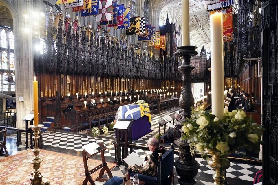 Por la pandemia, el funeral sólo contó con 30 asistentes. Sin embargo, se dice que la ceremonia fue bastante cercana a como el propio Príncipe Felipe la deseaba y había orquestdo.