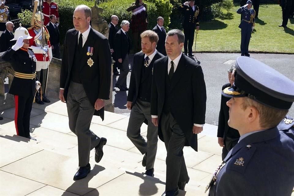 Los Príncipes Guillermo (izq.) y Enrique (atrás), quienes llevan distanciados más de un año, no caminaron lado a lado. No obstante, una vez terminada la ceremonia se les vio conversando.