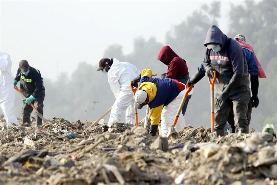 Familiares, autoridades estatales y personal de la Comisión Nacional de Búsqueda, espulgan los residuos del Gran Canal para encontrar los restos de personas desaparecidas