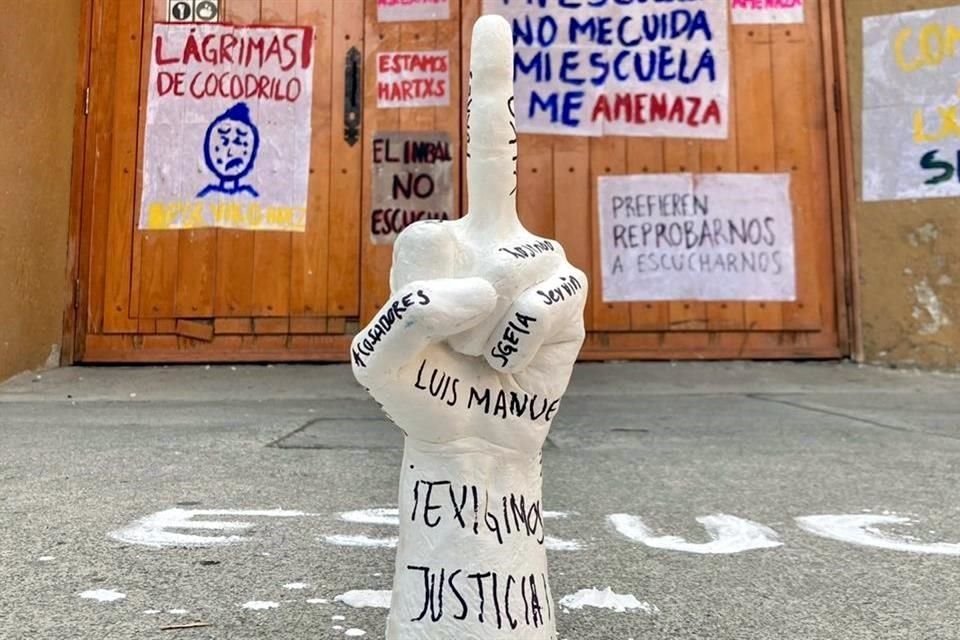 Un grupo de mujeres intervino ayer el acceso principal de la Academia de la Danza Mexicana con la escultura.