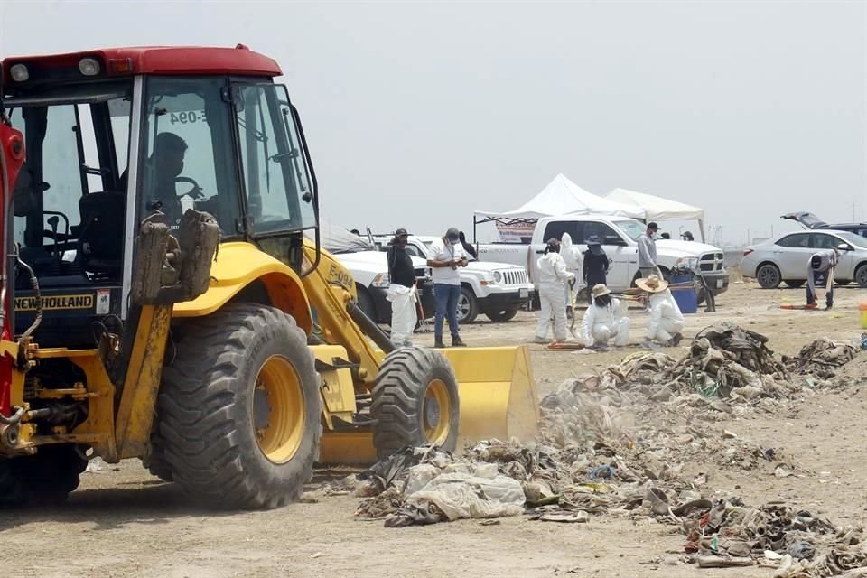 Con guantes y overol, las familias tratan de encontrar los restos entre basura, desechos industriales, cadáveres de perros y ropa