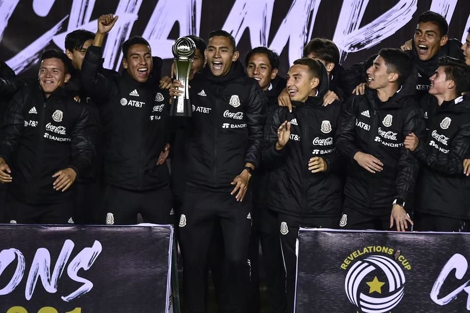 El equipo mexicano en la celebración con el trofeo.