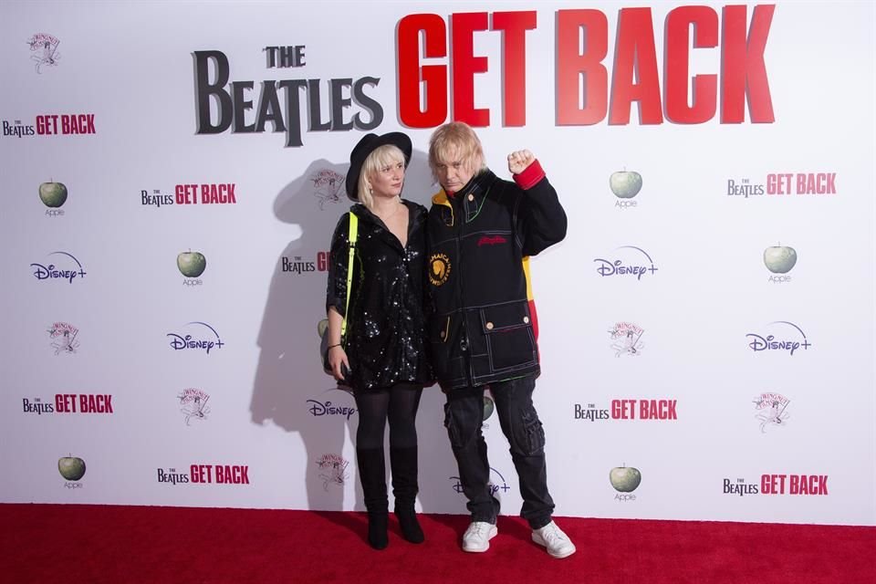 Zak Starkey, hijo de Ringo Starr, llegó al evento acompañado de Sshh Liguz.