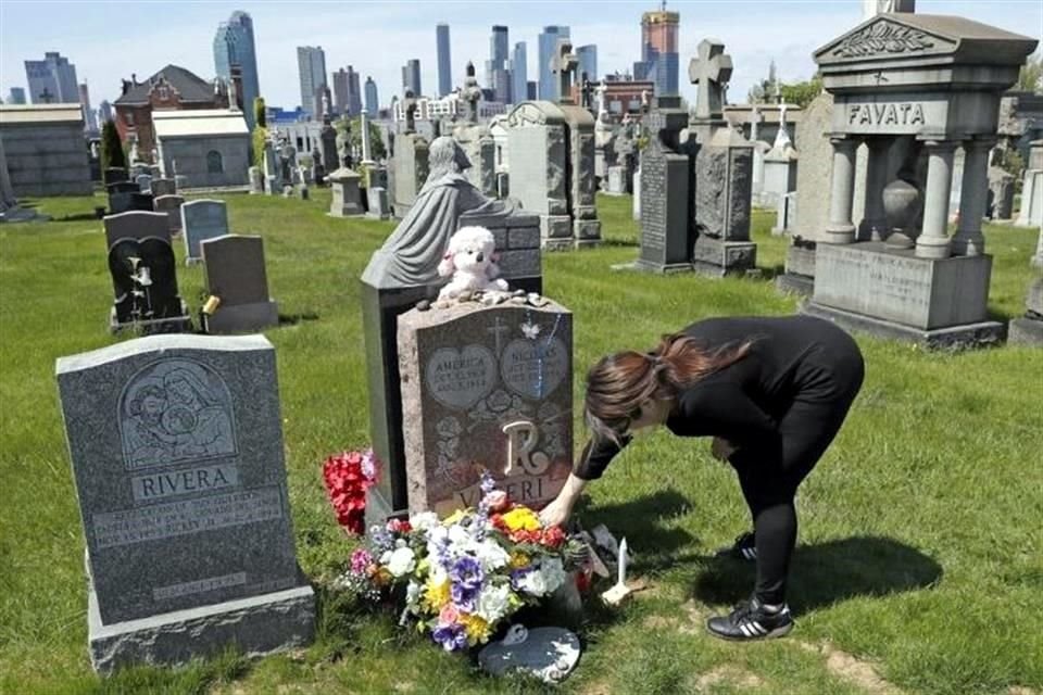 Una mujer deja flores para su hija, quien murió de una sobredosis, en Nueva York.