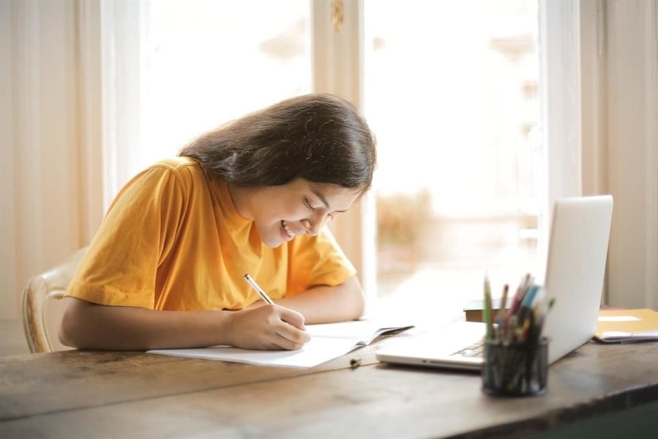 Crear un plan de estudios, repasar en equipo y realizar autoevaluaciones son algunos consejos para anticipar la realización de un examen.