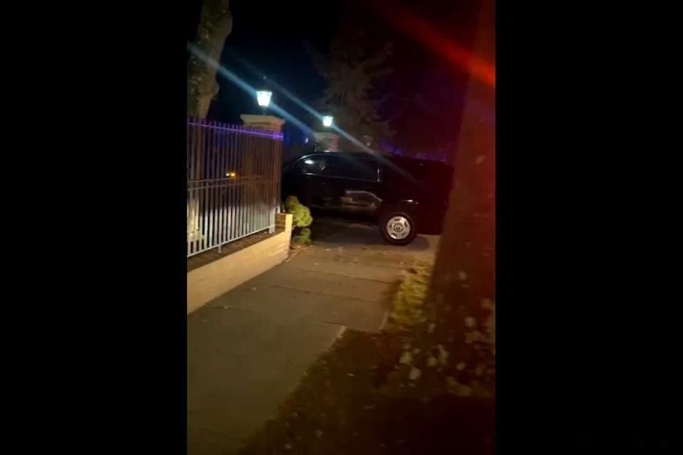 El Presidente AMLO arribó a las 20:45 (hora local) a la residencia del Embajador de México en EU, donde fue recibido por simpatizantes.