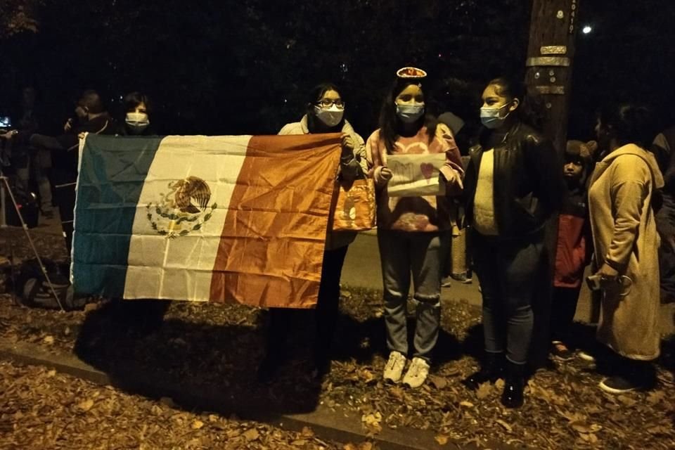 Simpatizantes esperaron al Mandatario durante varias horas afuera de la residencia del Embajador.