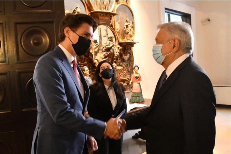 Andrés Manuel López Obrador saluda a su homólogo de Canadá, Justin Trudeau.