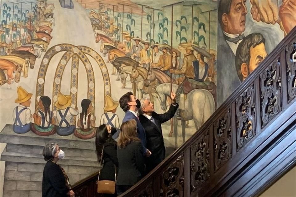 López Obrador muestra a Justin Trudeau la obra del poblano Roberto Cueva del Río, pintado en los años 30.