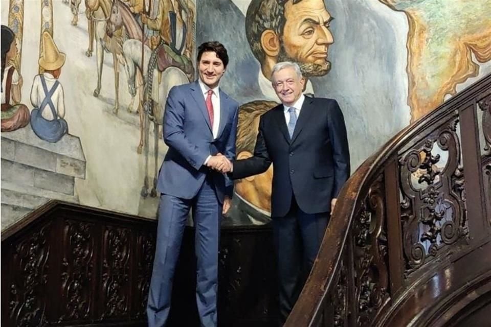 Trudeau y López Obrador posan para las cámaras al terminar su reunión bilateral.