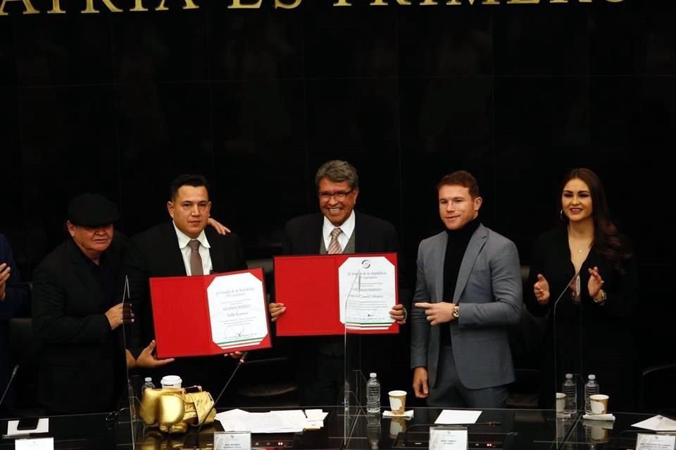 El entrenador del Canelo, Eddy Reynoso, fue reconocido en el Senado.