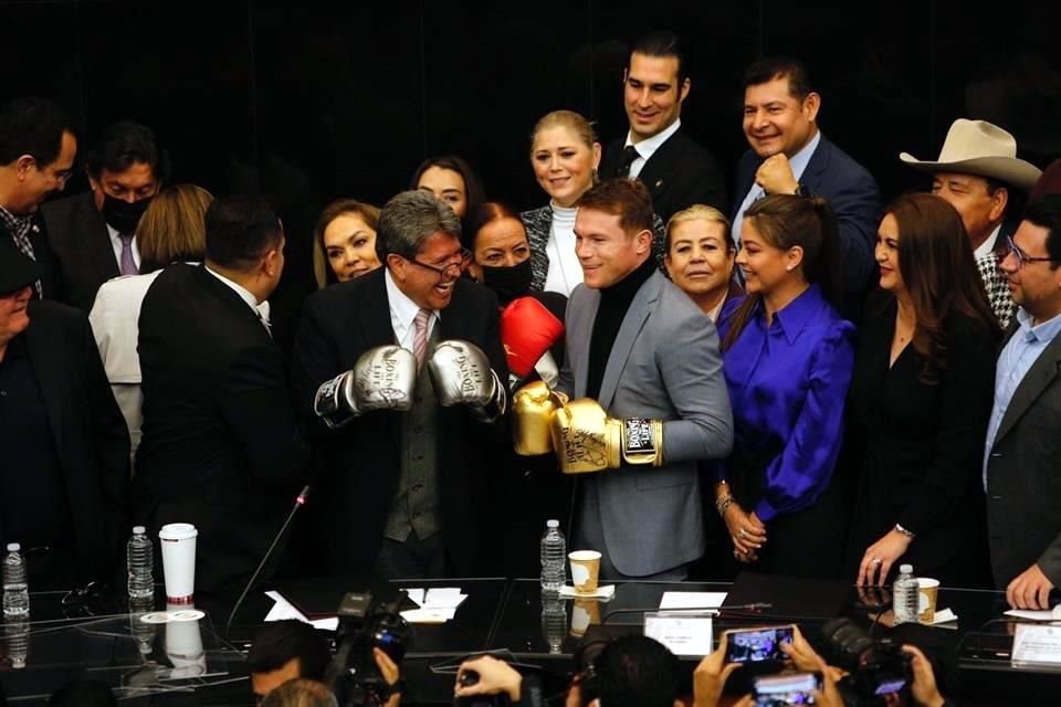 Los senadores buscaron a Canelo para la foto del recuerdo.