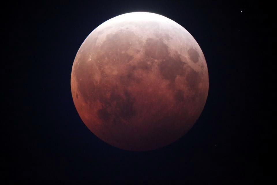 Este tipo de eclipses sucede cuando la Tierra se interpone entre el Sol y la Luna, tornándola roja.