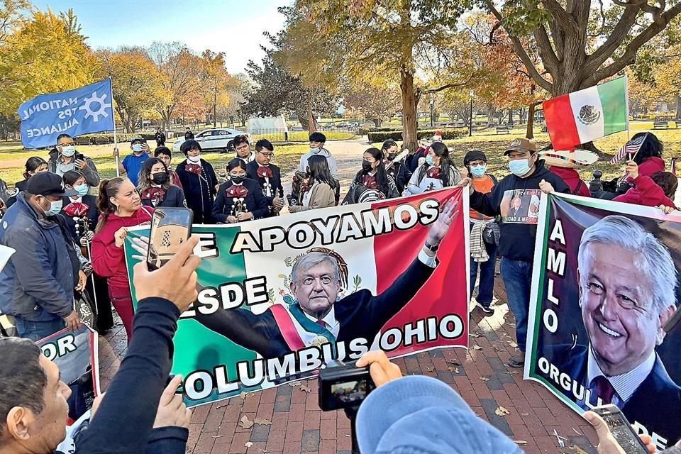 Mexicanos residentes en EU se congregaron ayer afuera de la Casa Blanca para demandar su regulación migratoria y expresar apoyo al Presidente López Obrador.