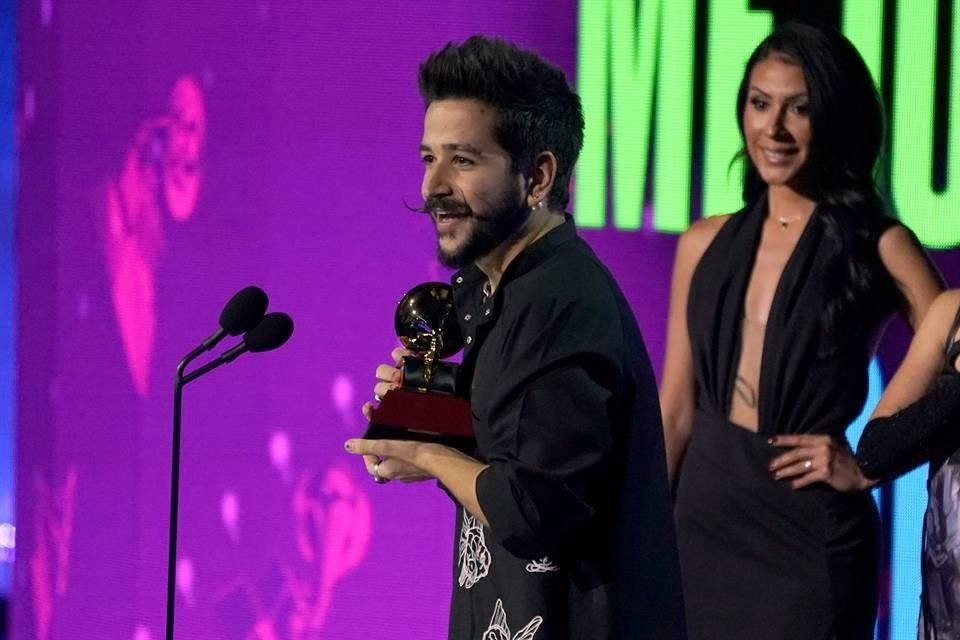 Camilo dedicó su cuarto Grammy del año a su hijo Índigo.