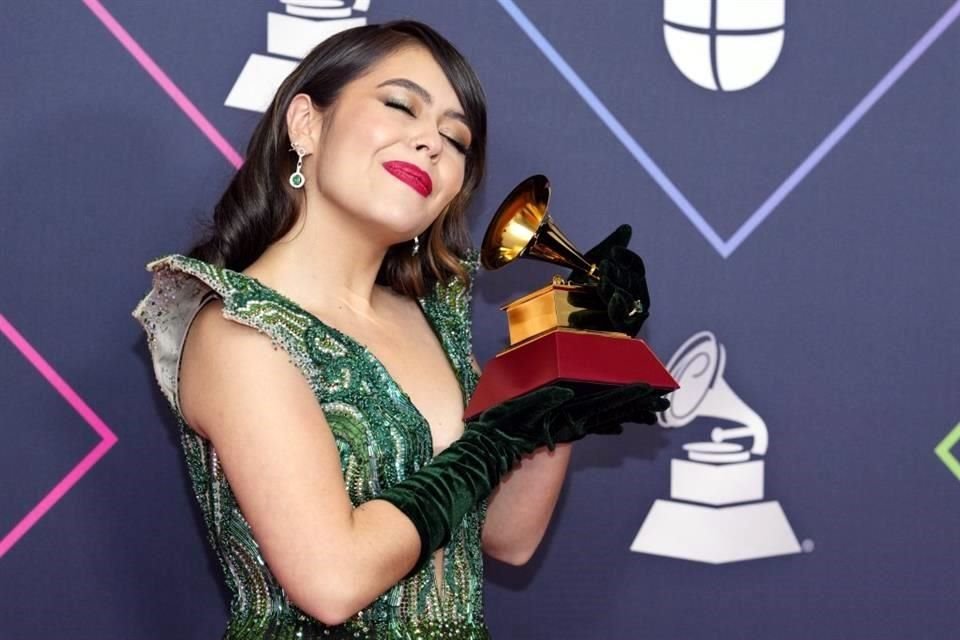 Juliana Velasquez fue elegida como la Mejor Nueva Artista del año.