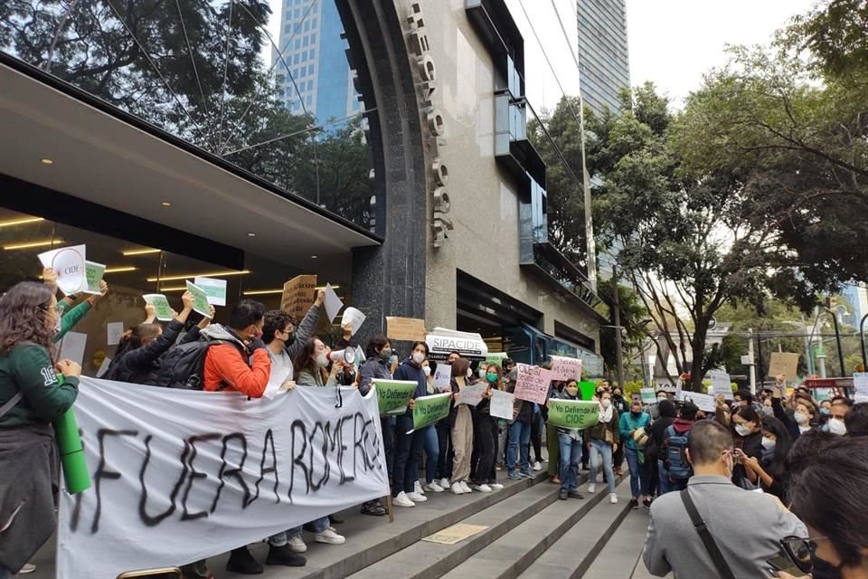 Alumnos de El Colmex y de la London School of Economics, en Reino Unido, se unieron a la protesta de la comunidad cideíta.