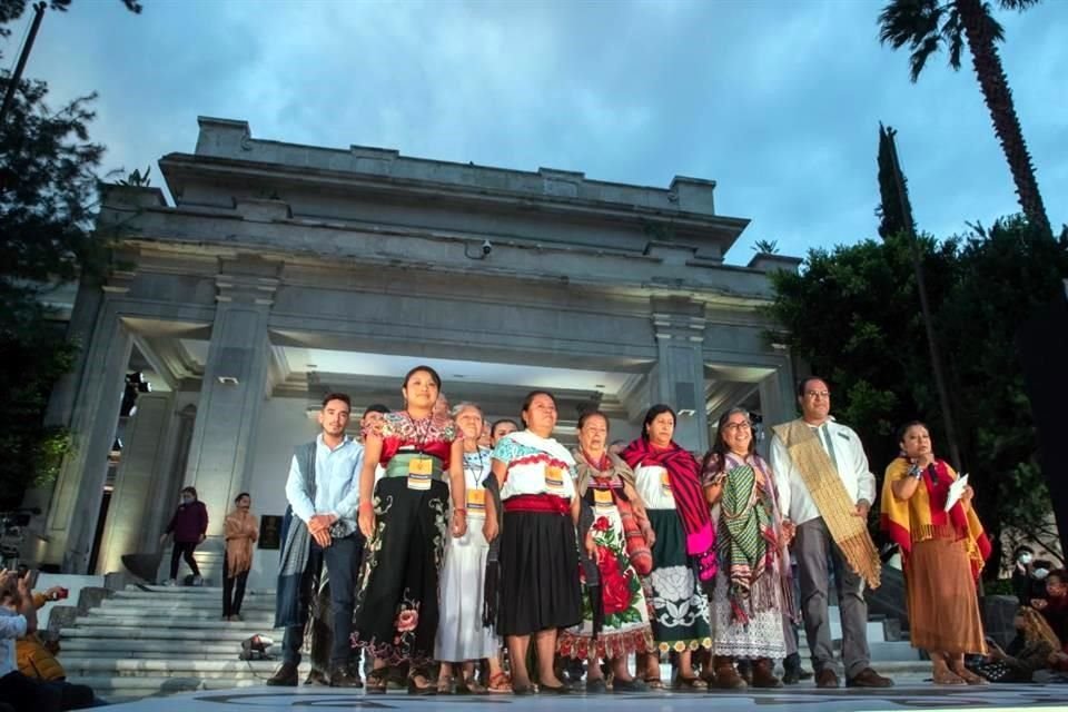 Exponentes de los tradicionales rebozos desfilaron al final de la pasarela organizada en el marco del encuentro Original.