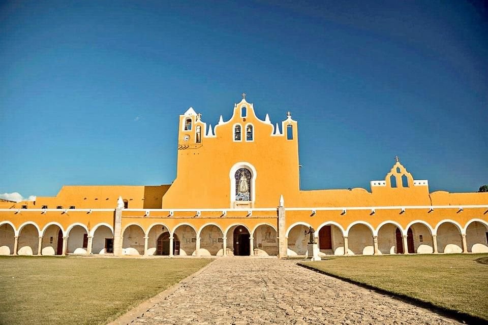 Izamal invita a pasear por sus calles a bordo de una calesa.