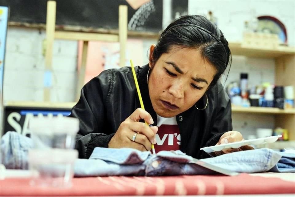 Con el objetivo de enaltecer la riqueza cultural de la ciudad, la marca colaboró con artistas oaxaqueños para intervenir su tienda y prendas.