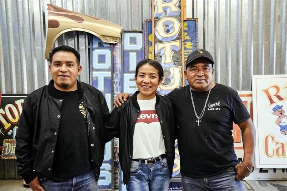 Con el objetivo de enaltecer la riqueza cultural de la ciudad, la marca colaboró con artistas oaxaqueños para intervenir su tienda y prendas.