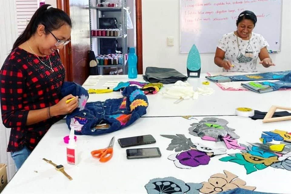 Con el objetivo de enaltecer la riqueza cultural de la ciudad, la marca colaboró con artistas oaxaqueños para intervenir su tienda y prendas.