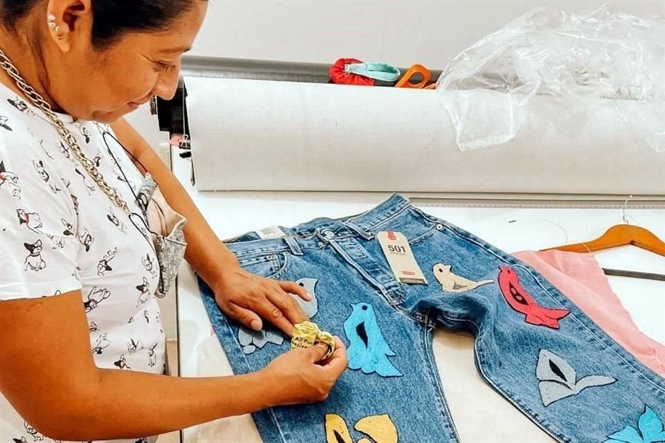 Con el objetivo de enaltecer la riqueza cultural de la ciudad, la marca colaboró con artistas oaxaqueños para intervenir su tienda y prendas.