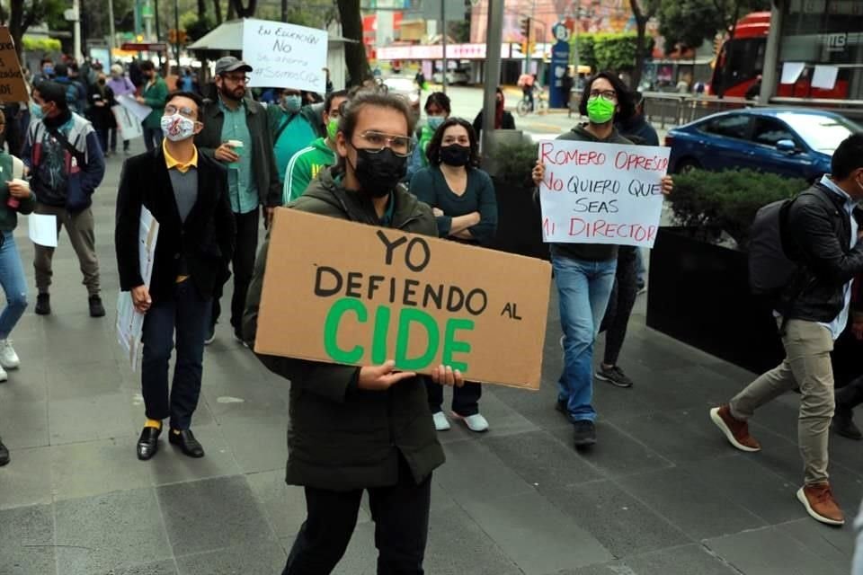 Este viernes, alumnos y profesores de CIDE protestaron en demanda de ladestitución de José Antonio Romero.