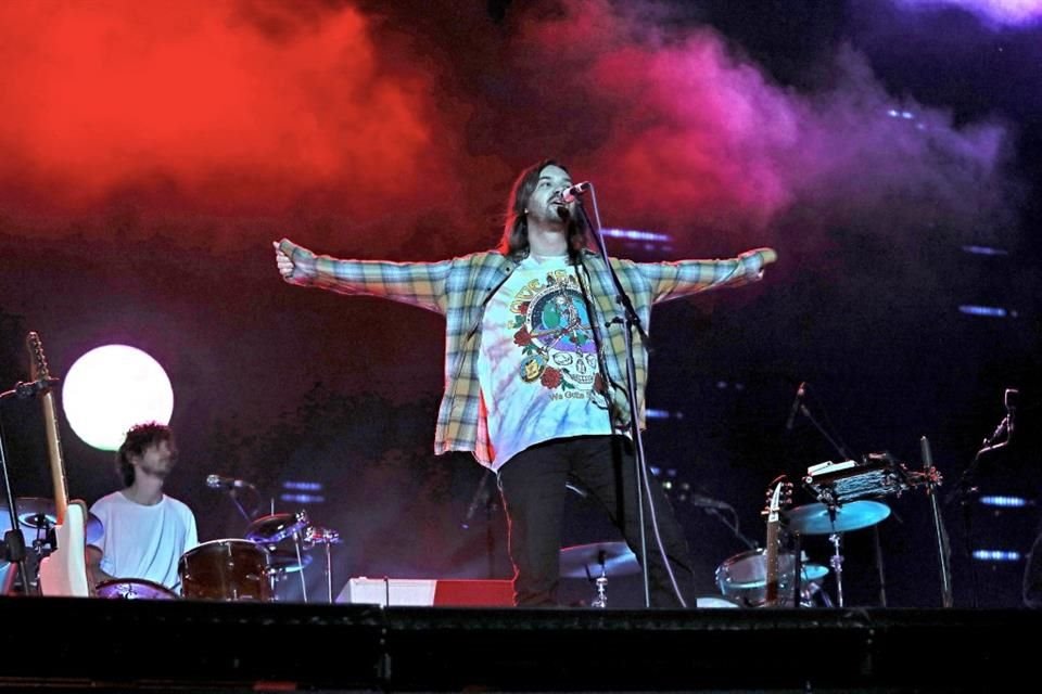 Kevin Parker, al frente de Tame Impala, descargó sicodelia pop rock con 'Elephant'.