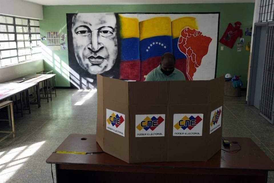 Un hombre emite su voto en una casilla electoral en Caracas, Venezuela.