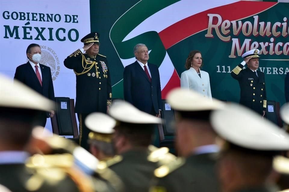 El General Sandoval a la izquierda del Presidente López Obrador durante el acto conmemorativo de la Revolución Mexicana.