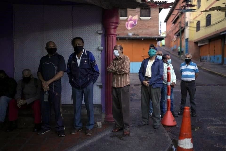 Venezolanos hacen fila en Caracas para emitir su voto.