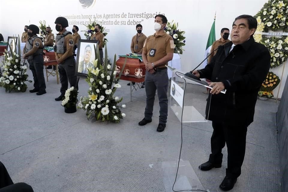 El Gobernador de Puebla Miguel Barbosa encabezó una ceremonia luctuosa para rendirle honores a los agentes quienes el pasado viernes 19 de noviembre fueron asesinados por elementos municipales.