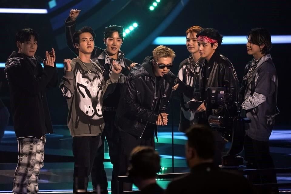 BTS fue premiado como grupo de pop, y aprovecharon para agradecer a su club de fans.