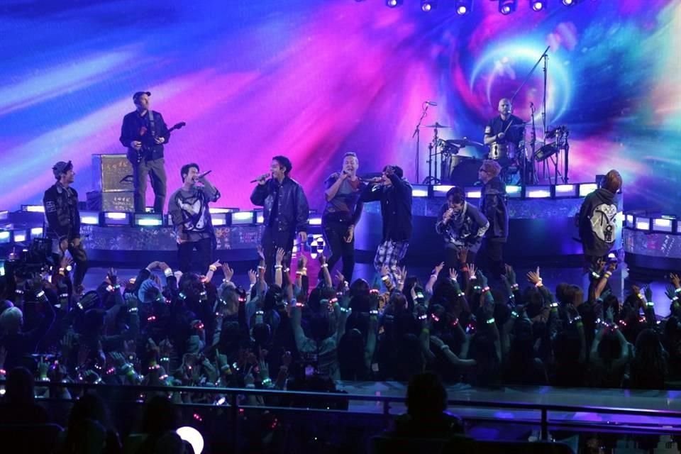 Coldplay y BTS presentaron por primera vez en vivo 'My Universe' en el escenario de los American Music Awards.