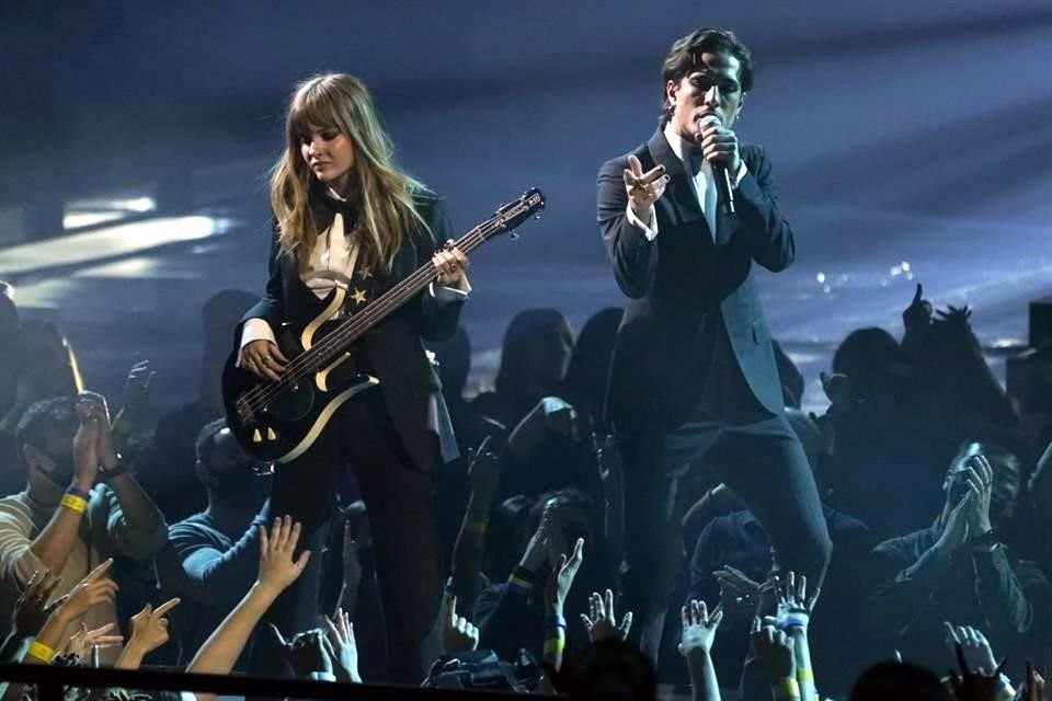 Victoria De Angelis y Damiano David of Maneskin hicieron sonar 'Beggin' en los American Music Awards.