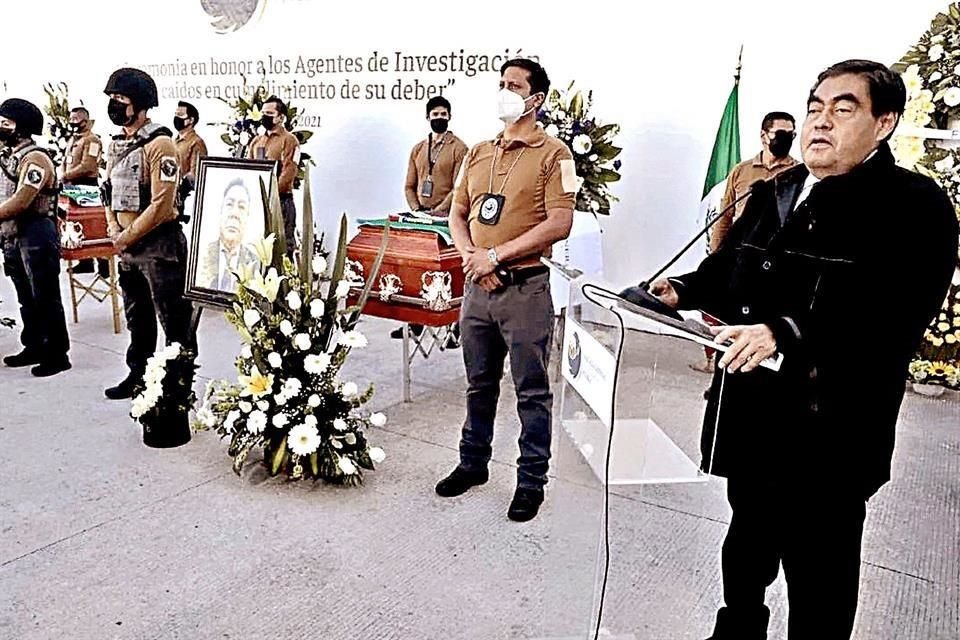 Miguel Barbosa aprovechó funeral de 3 agentes ministeriales para acusar ejecución de policías de Tecamachalco, gobernada por Ignacio Mier.