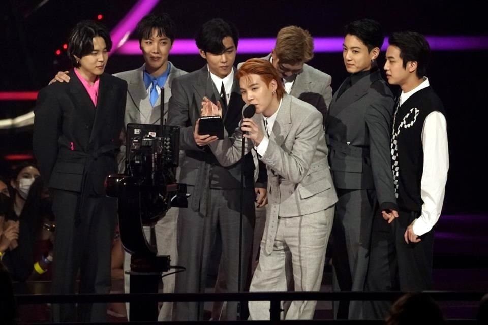 BTS se llevó el premio a artista del año, en medio de gritos de su ARMY.
