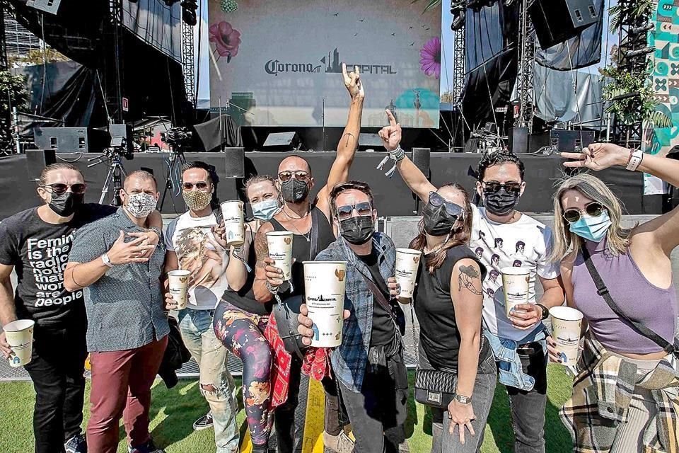 Grupos de amigos volvieron a retomar los recorrido de un escenario a otro para ver a sus bandas favoritas.