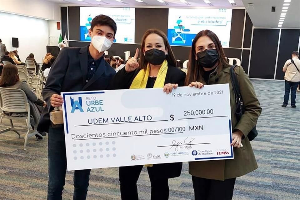 Del equipo de Prepa UDEM Valle Alto: Sebastián Palau, alumno; Margarita Bernal, directora de Ciencias Naturales (centro), y Ana Cristina García, directora de la Unidad.