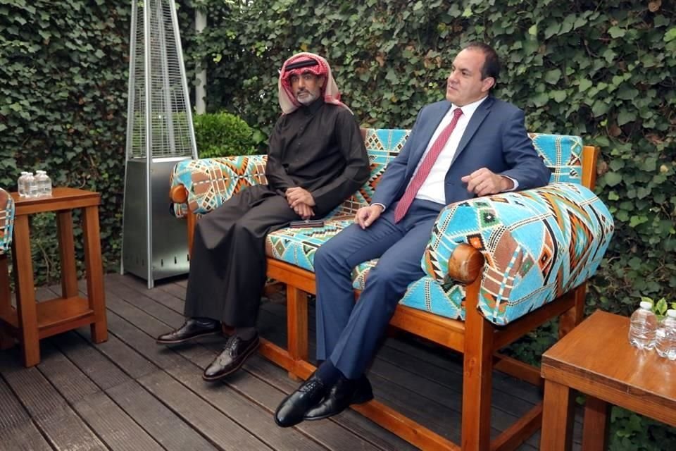 El embajador de Qatar, Mohammed Alkuwari, recibió al ex jugador y hoy gobernador de Morelos, Cuauhtémoc Blanco.