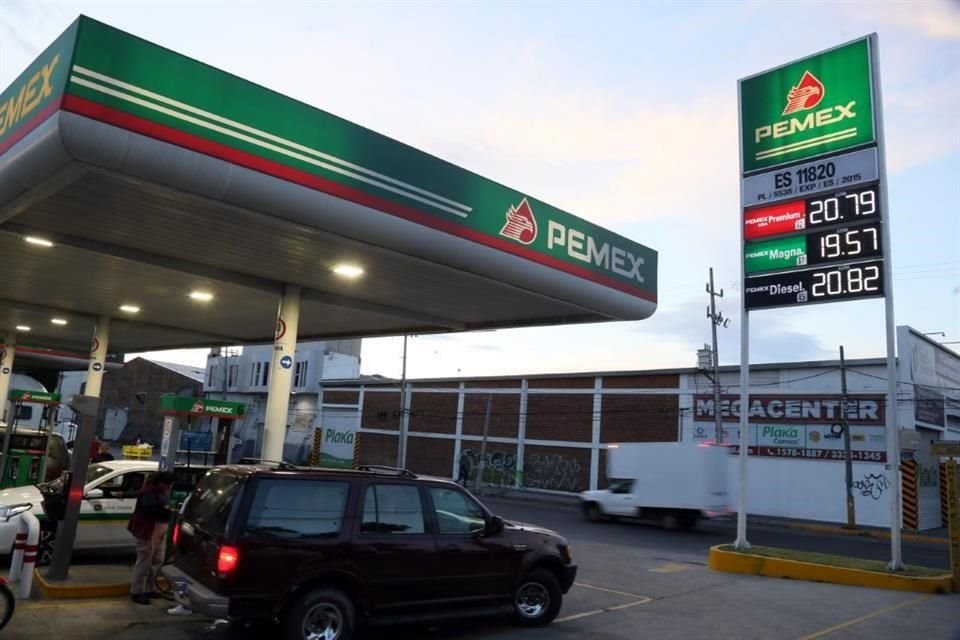 Dueños de empresas del autotransporte de carga de la ZMG sondeados indicaron que cada vez les es más costoso cubrir el combustible.